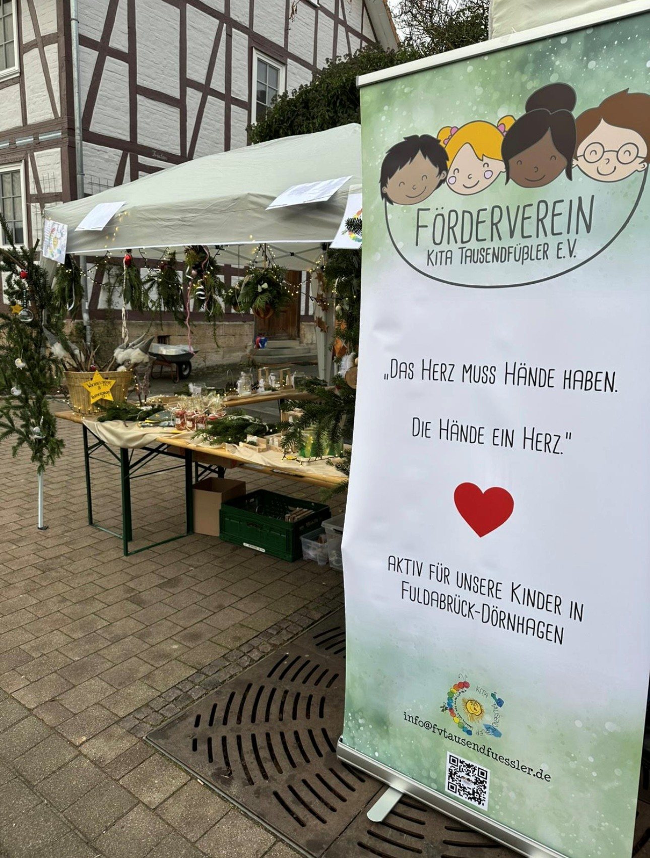 „Das Herz muss Hände haben. Die Hände ein Herz.“ – unser Aufsteller auf dem Adventsmarkt.